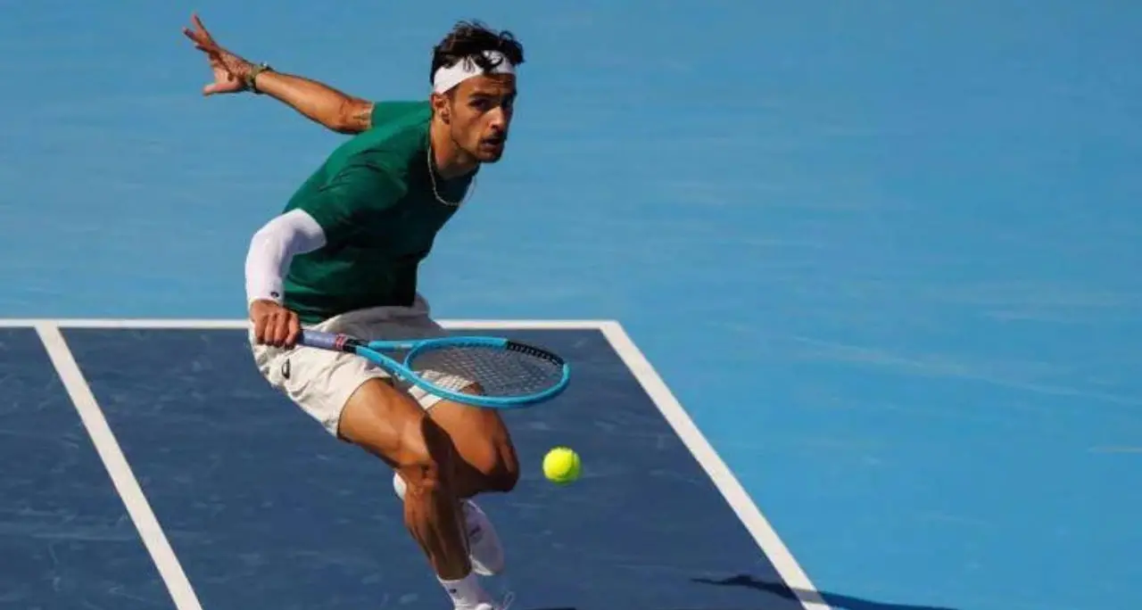 Tennis, impresa Musetti a Hong Kong: conquista la finale e sale al quinto posto nella classifica Atp\n