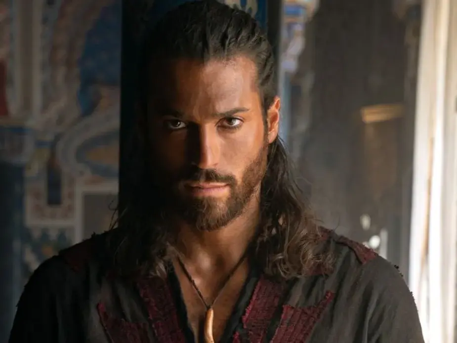 Can Yaman, l’attore di Sandokan arrestato in Turchia: coinvolto in un’inchiesta su un traffico di droga