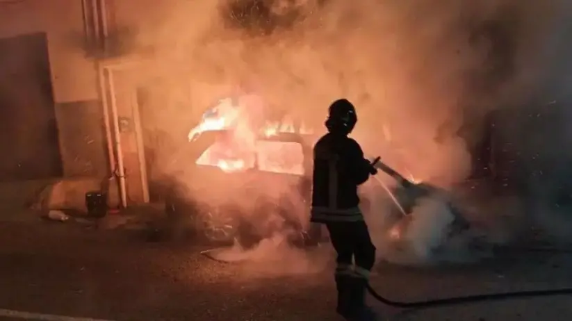 Incendio auto , Ansa