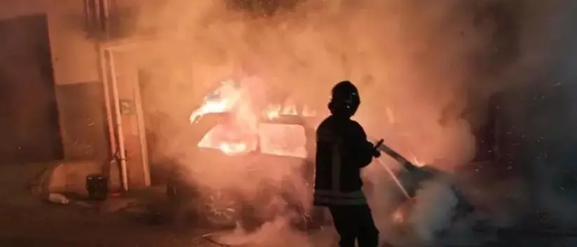 Corigliano-Rossano, incendio distrugge un’auto: indagini in corso\n