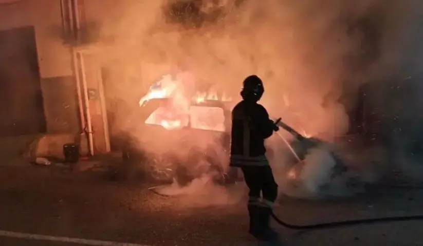 Corigliano Scalo, auto distrutta dalle fiamme nell'area centrale: si indaga per incendio doloso\n