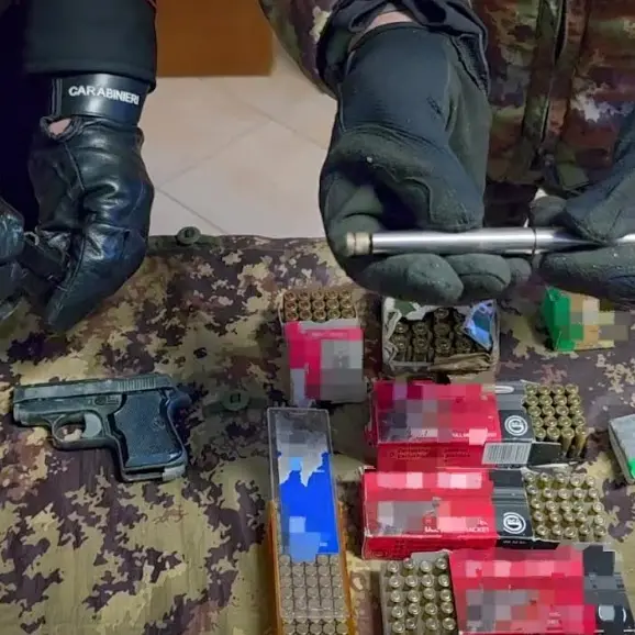 Armi clandestine e una penna-pistola: un arresto nel Reggino\n