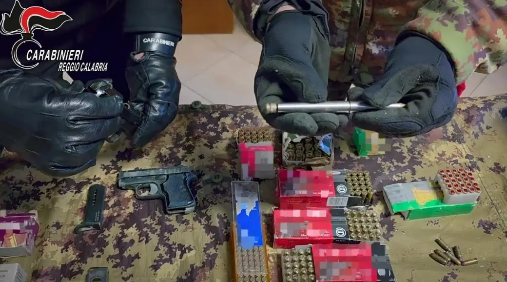 Armi clandestine e una penna-pistola: un arresto nel Reggino\n