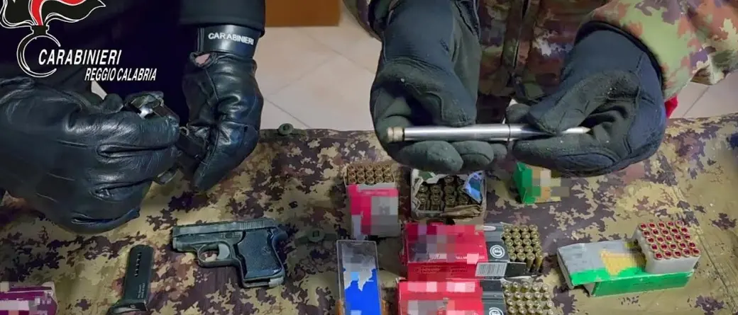 Armi clandestine e una penna-pistola: un arresto nel Reggino\n