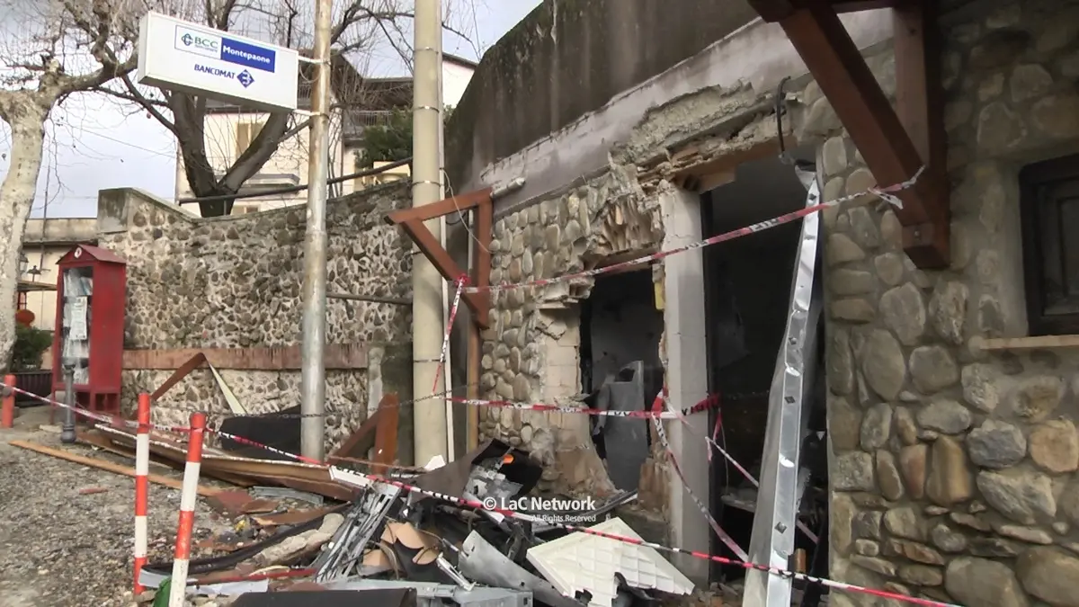 Assalto al bancomat di Vallefiorita, comunità sotto shock:\u00A0«Siamo scossi, abbiamo sentito una forte esplosione e poi una più lieve»\n