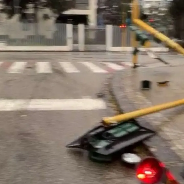 Forte vento a Cosenza, semaforo abbattuto vicino viale Cosmai\n