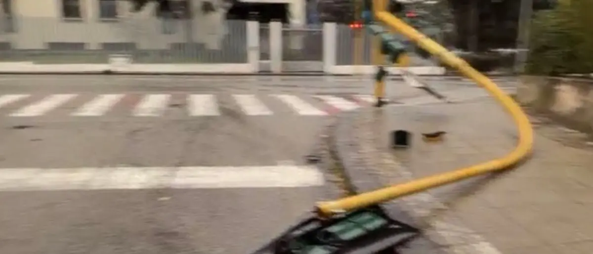 Forte vento a Cosenza, semaforo abbattuto vicino viale Cosmai\n