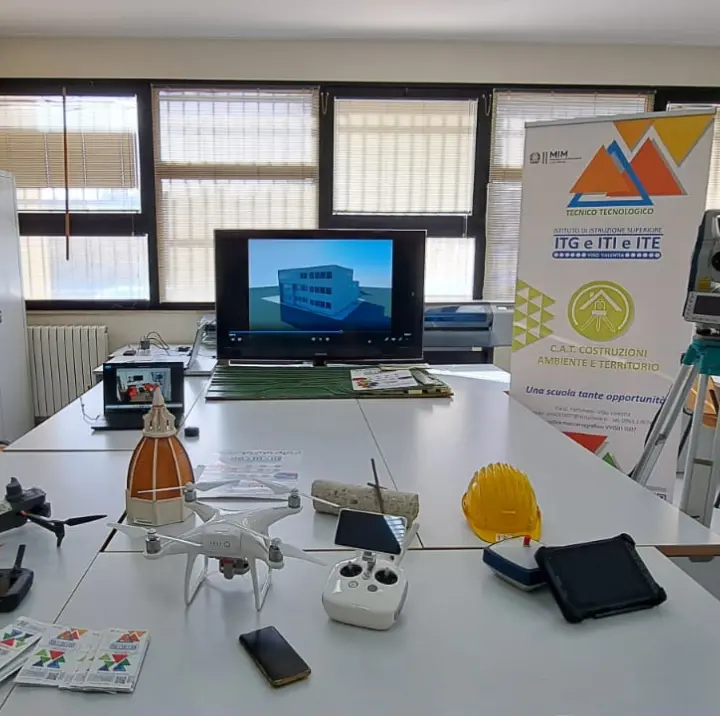 Scuola e futuro: al Polo tecnologico di Vibo nuovi percorsi 4+2 tra progettazione 3D, Ai e formazione sul campo\n