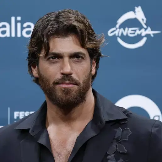 Can Yaman arrestato per droga a Istanbul, ma Mediaset lo manda in onda a C’è posta per te: il caso che imbarazza la tv italiana\n