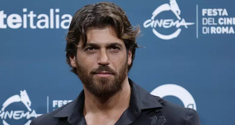 Can Yaman arrestato per droga a Istanbul, ma Mediaset lo manda in onda a C’è posta per te: il caso che imbarazza la tv italiana\n