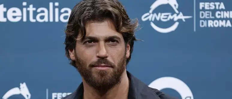 Can Yaman arrestato per droga a Istanbul, ma Mediaset lo manda in onda a C’è posta per te: il caso che imbarazza la tv italiana\n