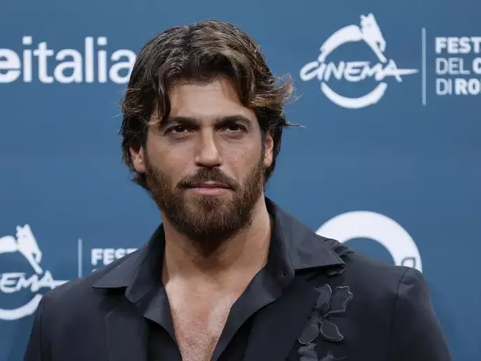 Can Yaman arrestato per droga a Istanbul, ma andrà in onda a C’è posta per te: il caso che imbarazza la tv italiana