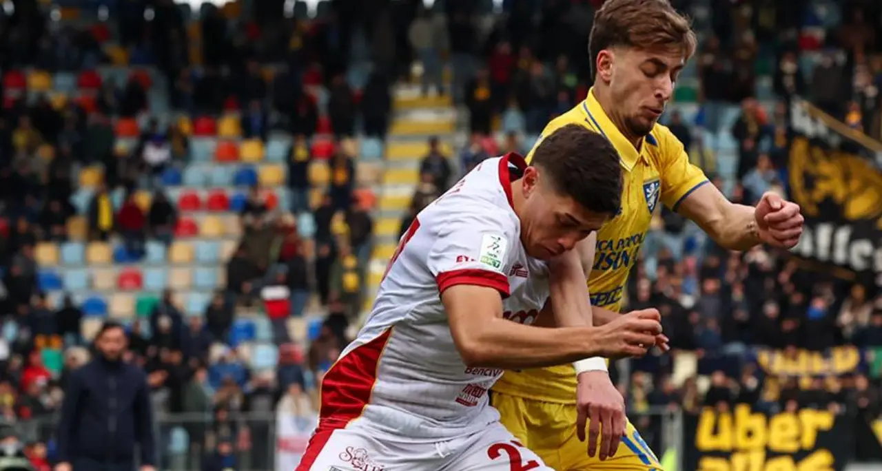 Sfida\u00A0tra Frosinone e Catanzaro al giro di boa della Serie B, un primo tempo equilibrato termina 0-0: tutti gli aggiornamenti –\u00A0LIVE\n