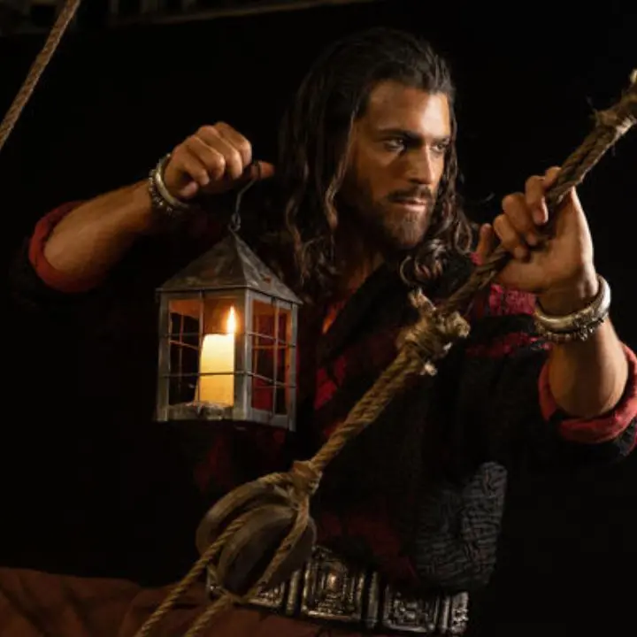 Can Yaman rilasciato dopo l’arresto a Istanbul,\u00A0il protagonista\u00A0di Sandokan «tradito da una soffiata»\n