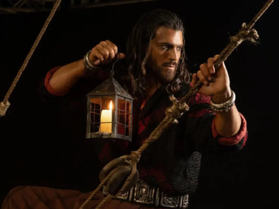 Can Yaman rilasciato dopo l’arresto a Istanbul, il protagonista di Sandokan «tradito da una soffiata»