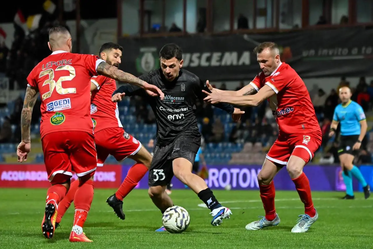 Nel gelo dello Scida il Crotone è beffato da Curcio,\u00A0l’Altamura vince per 0-1\n