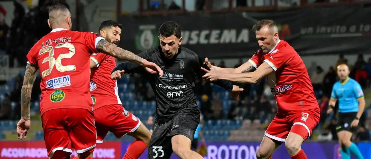 Nel gelo dello Scida il Crotone è beffato da Curcio,\u00A0l’Altamura vince per 0-1\n