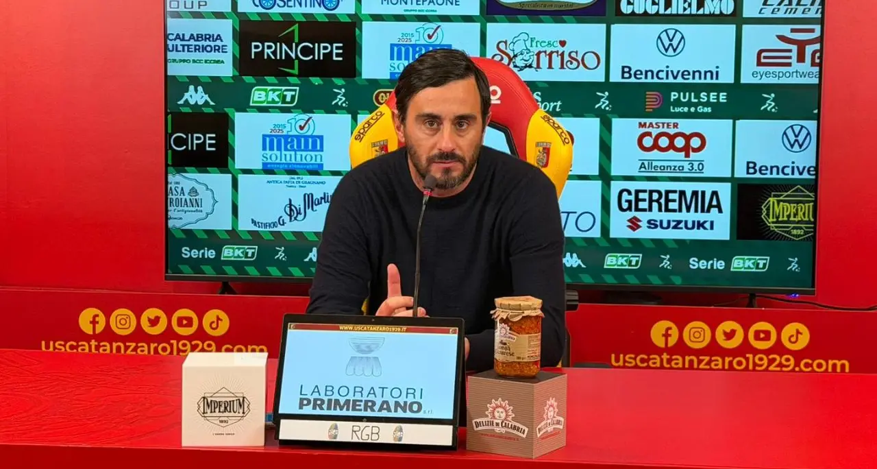 Il Catanzaro cade a Frosinone, Aquilani difende i suoi: «Gara alla pari con la capolista, il risultato non rispecchia la prestazione»\n