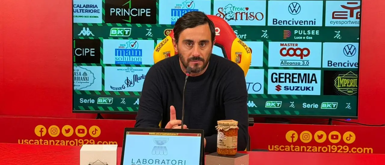 Il Catanzaro cade a Frosinone, Aquilani difende i suoi: «Gara alla pari con la capolista, il risultato non rispecchia la prestazione»\n