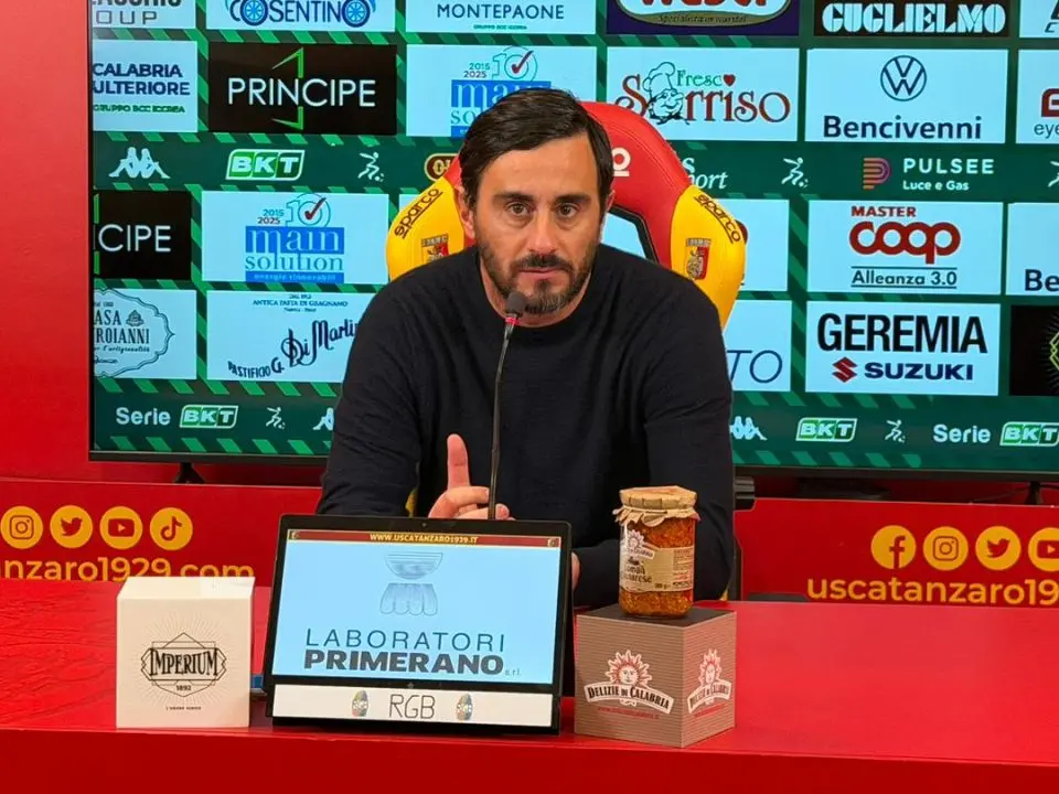 Il Catanzaro cade a Frosinone, Aquilani difende i suoi: «Gara alla pari con la capolista, il risultato non rispecchia la prestazione»