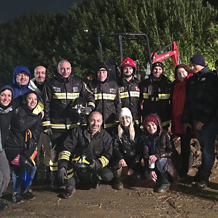 Cosenza, i Vigili del Fuoco salvano cuccioli e madre intrappolati\n