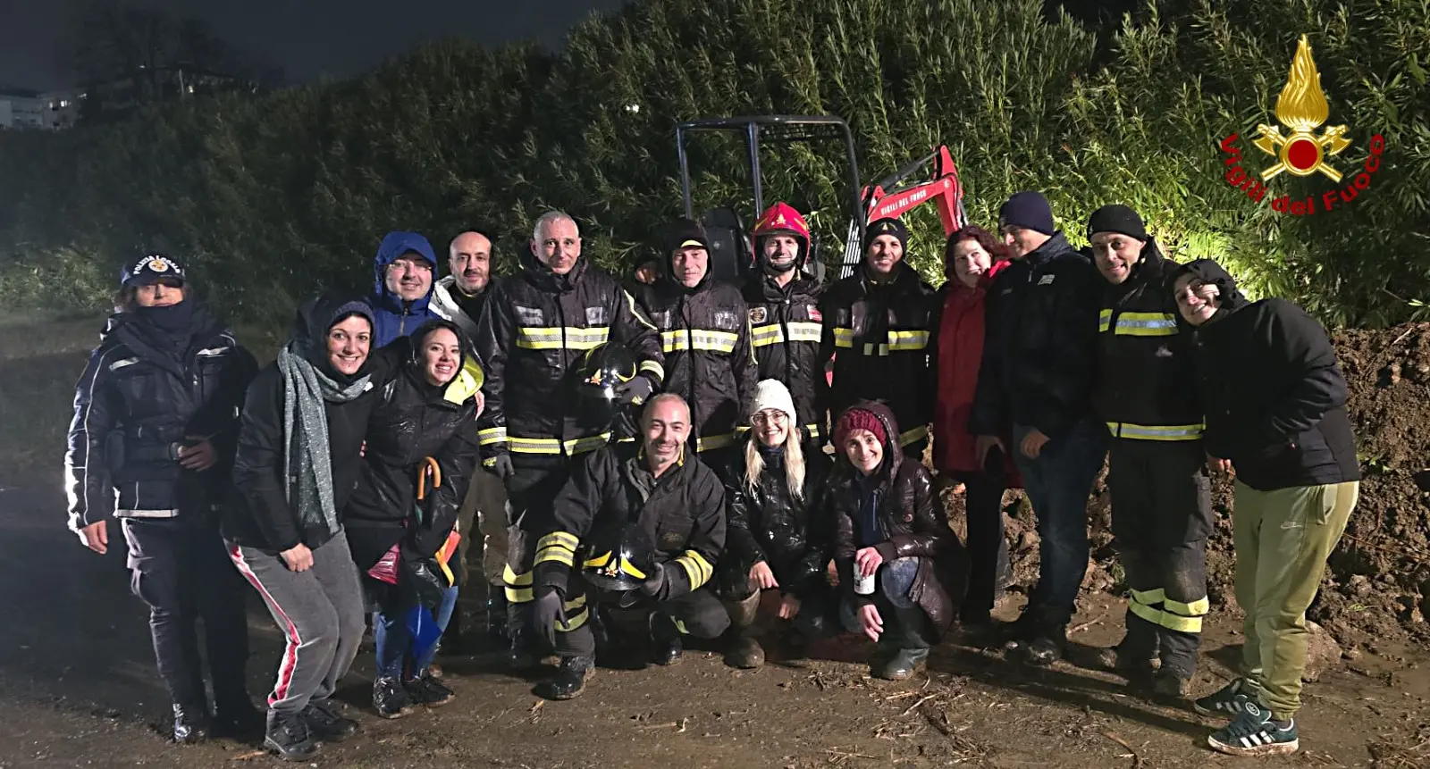 Cosenza, i Vigili del Fuoco salvano cuccioli e madre intrappolati\n