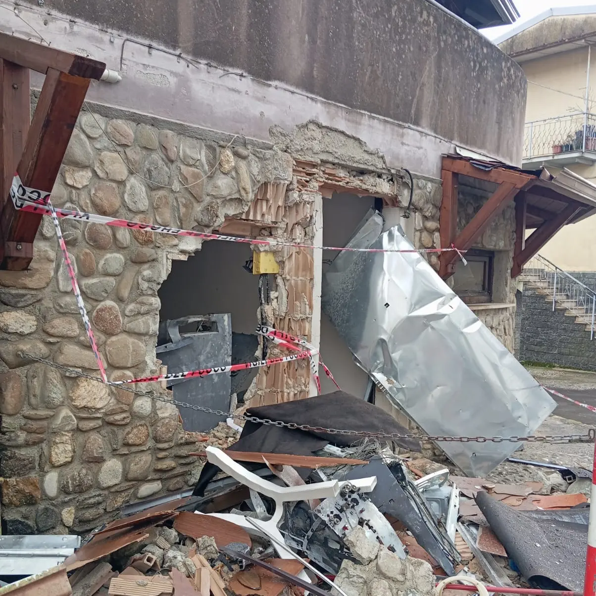 Vallefiorita, il paese scosso dopo l'assalto al bancomat: «Abbiamo sentito una forte esplosione, c'è stato un po' di trambusto»