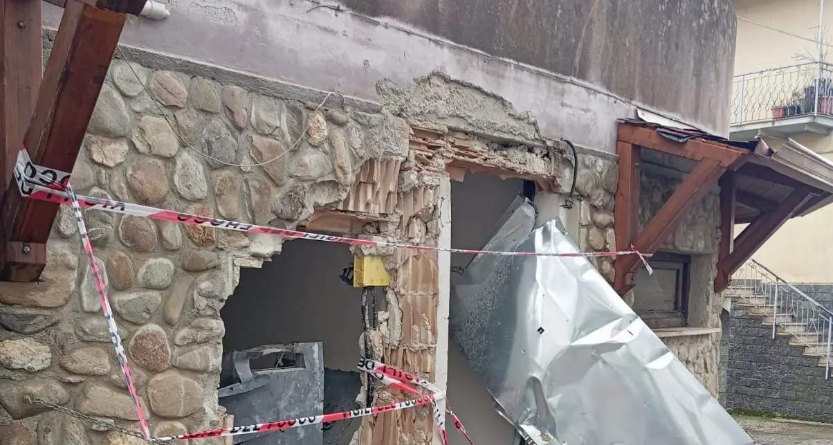 Vallefiorita, il paese scosso dopo l'assalto al bancomat: «Abbiamo sentito una forte esplosione, c'è stato un po' di trambusto»