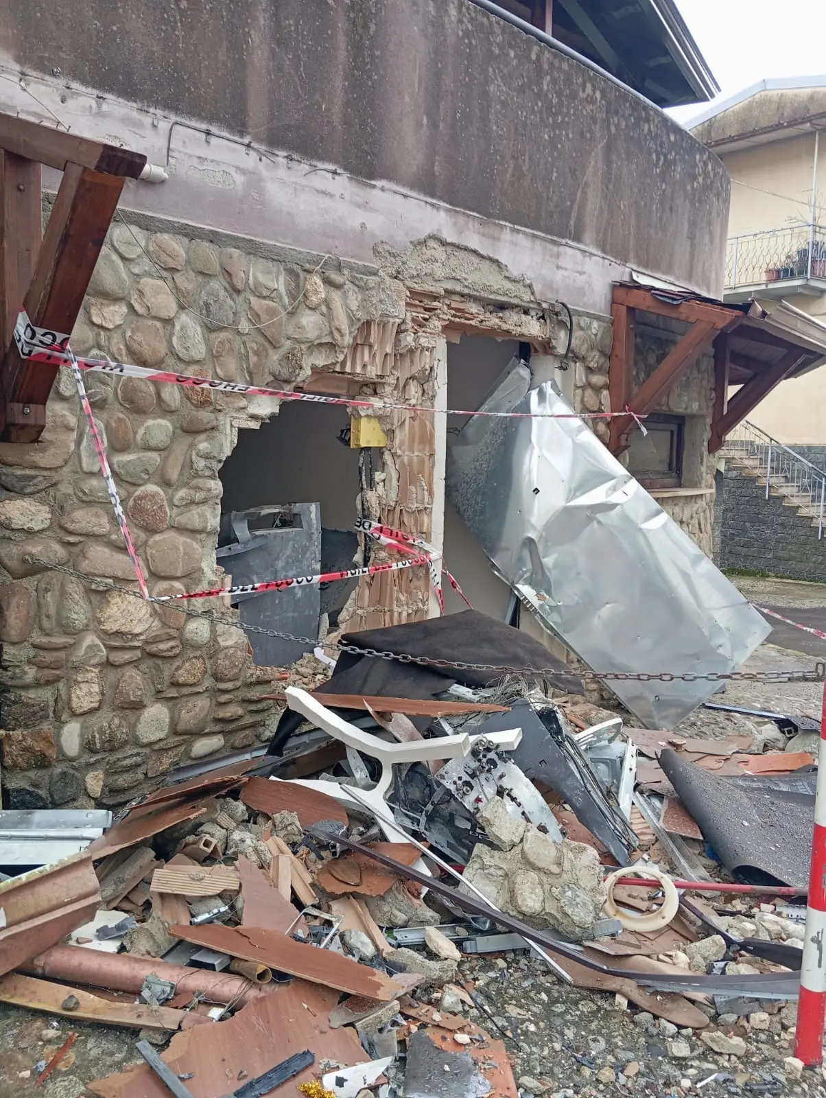 Vallefiorita, il paese scosso dopo l'assalto al bancomat: «Abbiamo sentito una forte esplosione, c'è stato un po' di trambusto»