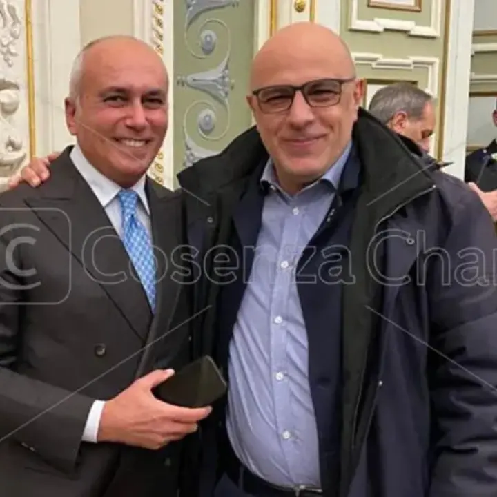 Cosenza, De Cicco al fianco di Caruso con vista sul 2027. I nomi del rimpasto di giunta\n