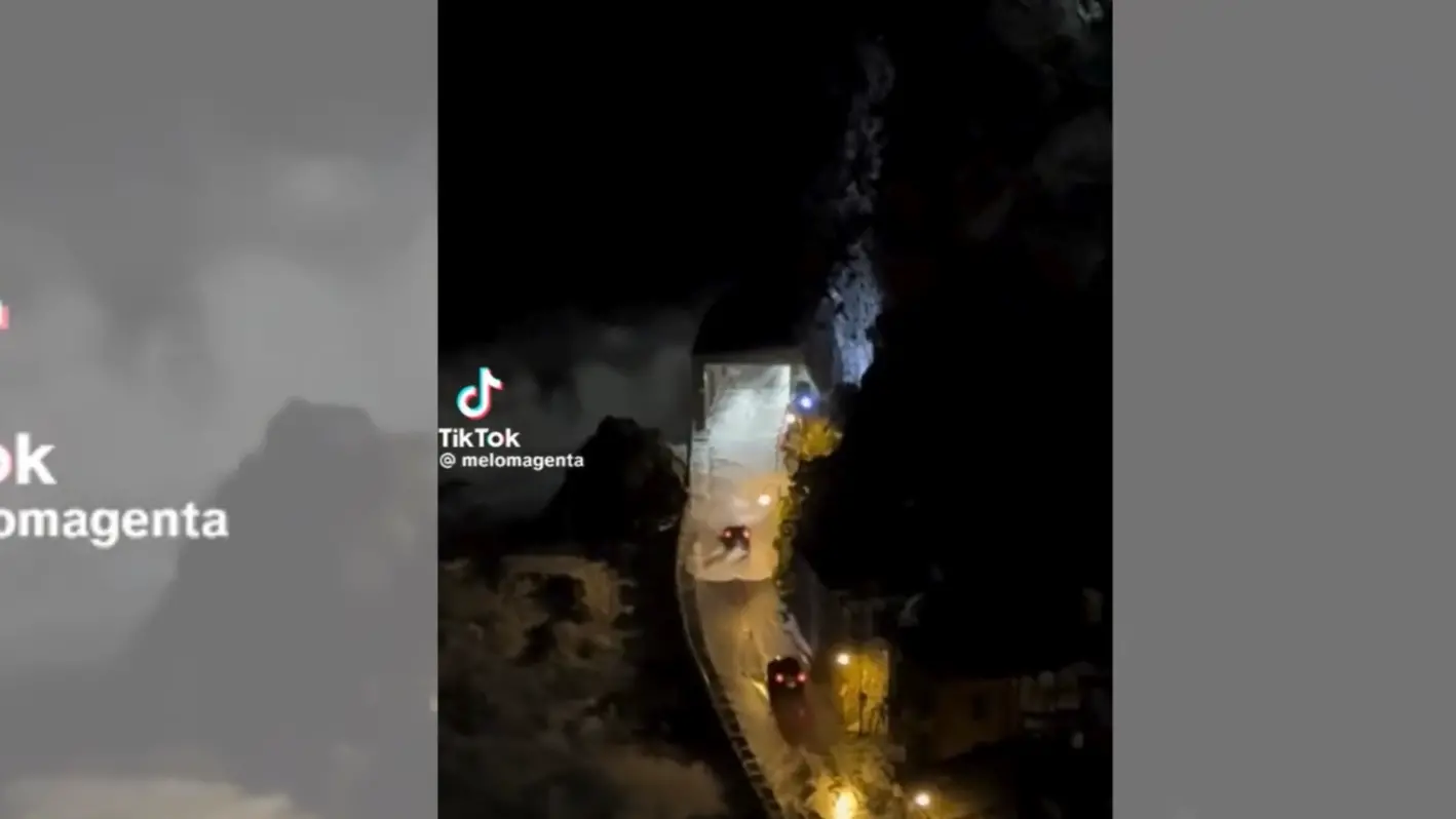 Scilla, mareggiata violenta all'entrata della galleria: auto trascinate dalle onde