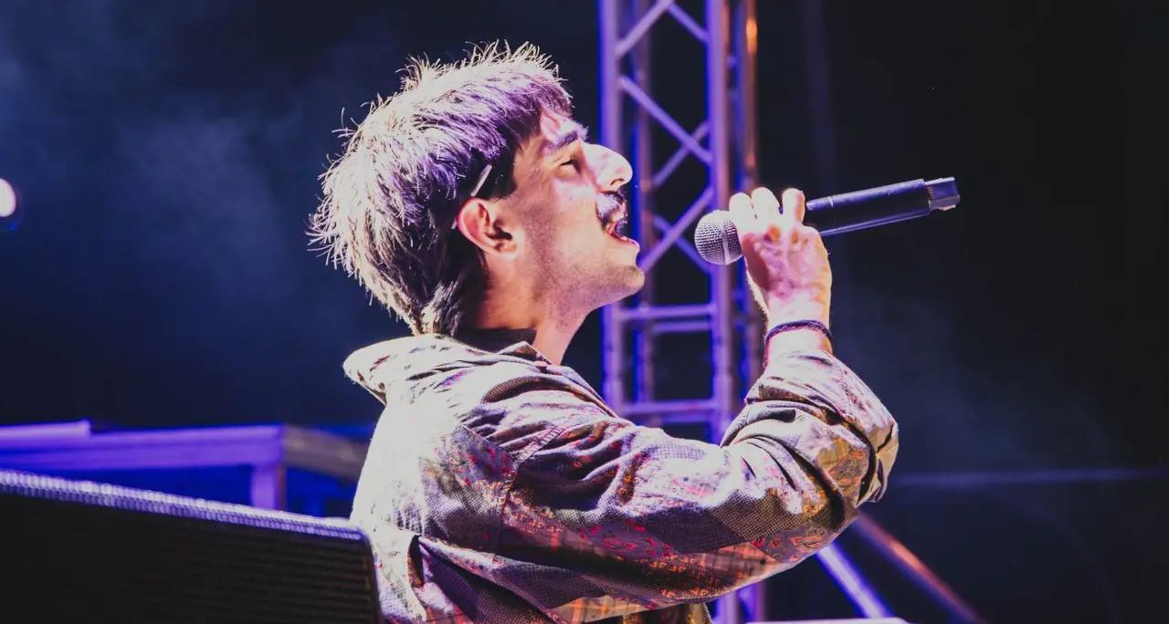 Speedy, il baffo indie da “Quattromiglia” al Capodanno con Brunori: «Senza l’Unical non avrei sognato di vivere con la musica»\n