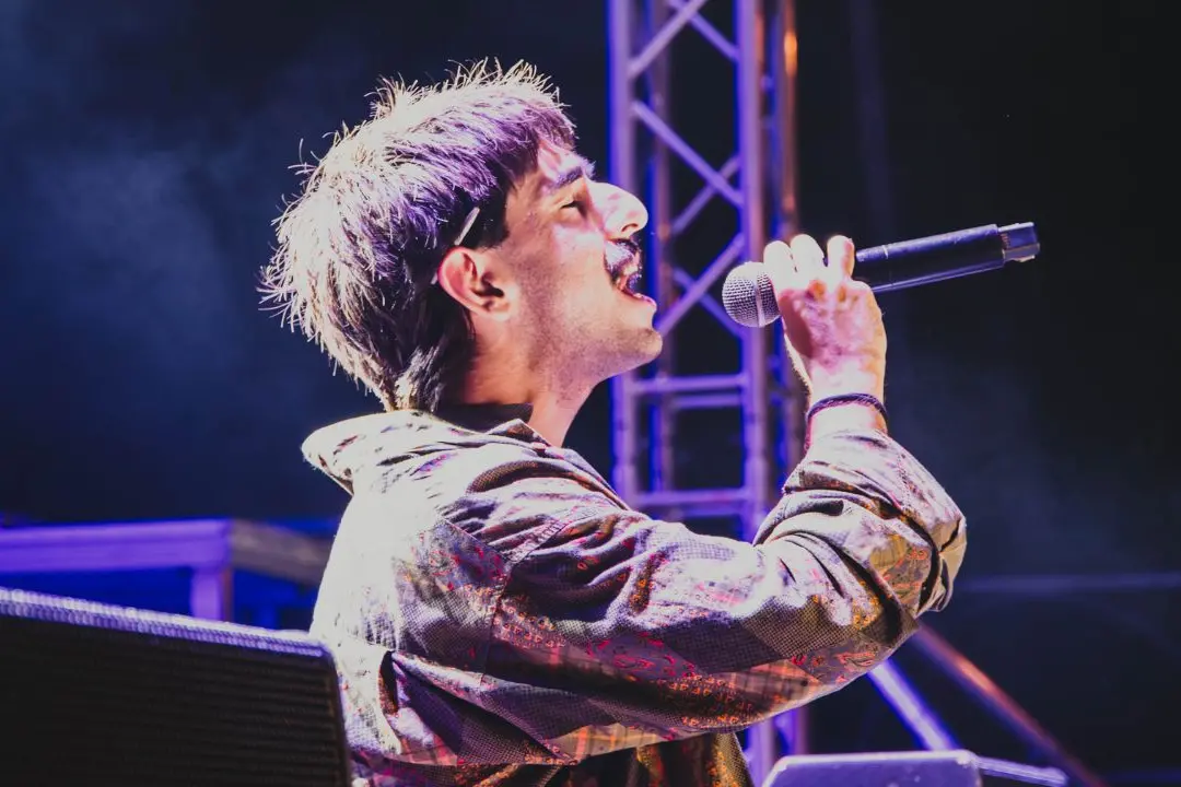 Speedy, il baffo indie da “Quattromiglia” al Capodanno con Brunori: «Senza l’Unical non avrei sognato di vivere con la musica»\n