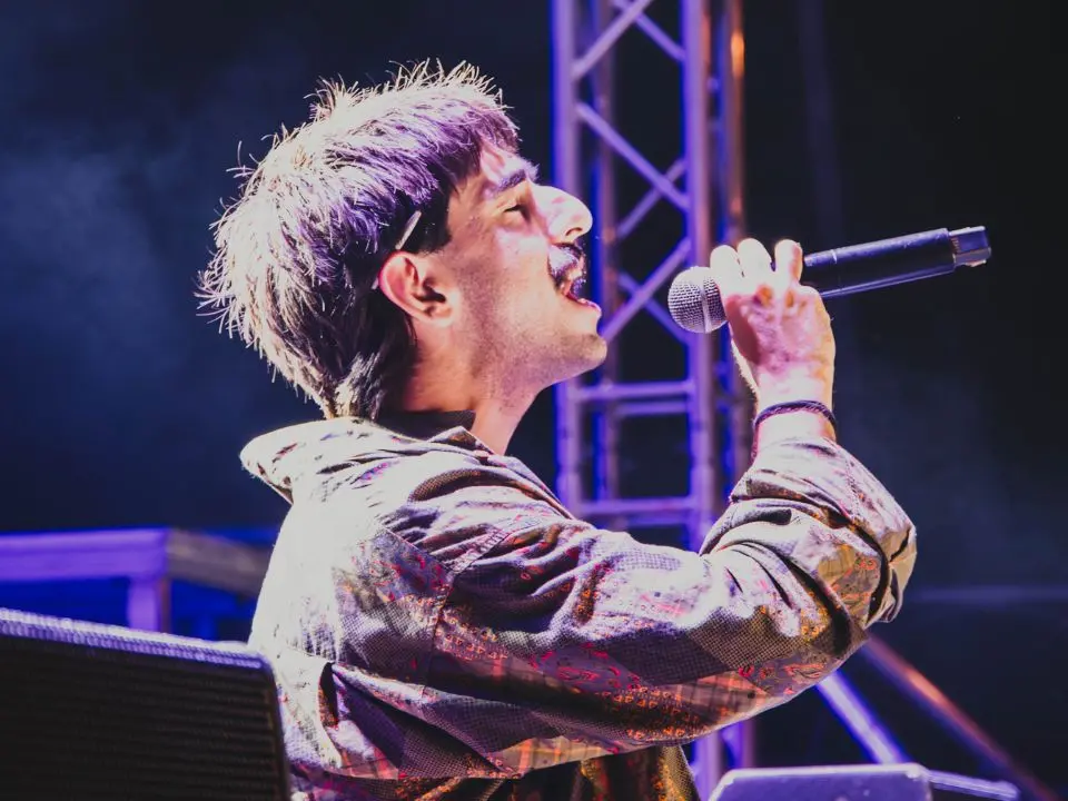 Speedy, il baffo indie da “Quattromiglia” al Capodanno con Brunori: «Senza l’Unical non avrei sognato di vivere con la musica»