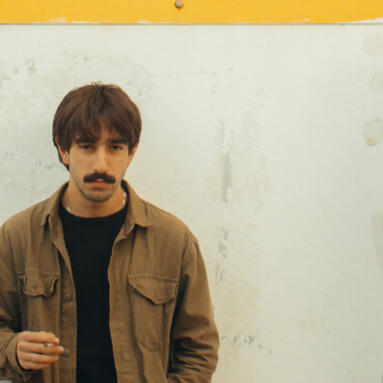 Speedy, il baffo indie da “Quattromiglia” al Capodanno con Brunori: «Senza l’Unical non avrei sognato di vivere con la musica»\n