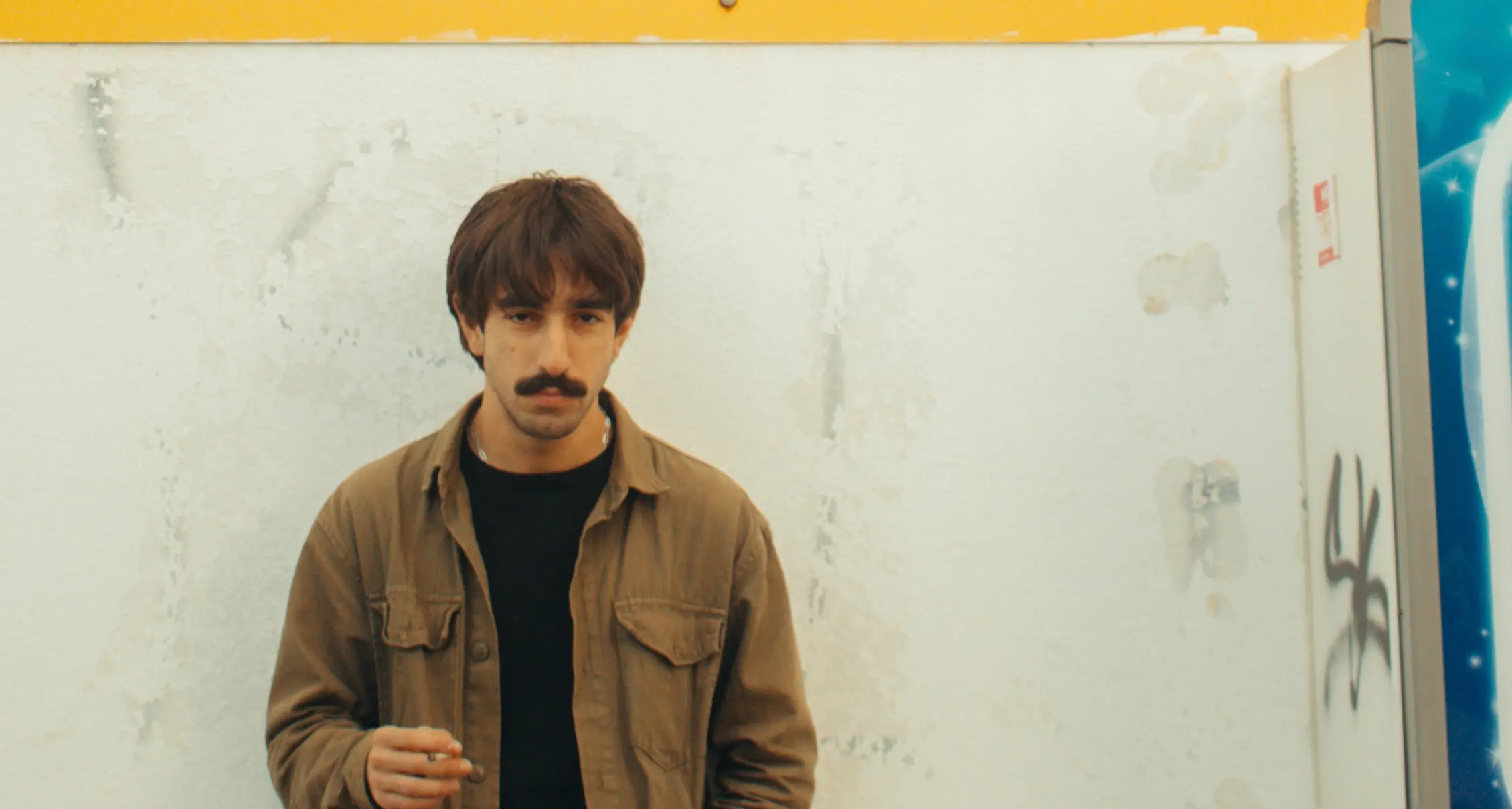 Speedy, il baffo indie da “Quattromiglia” al Capodanno con Brunori: «Senza l’Unical non avrei sognato di vivere con la musica»\n