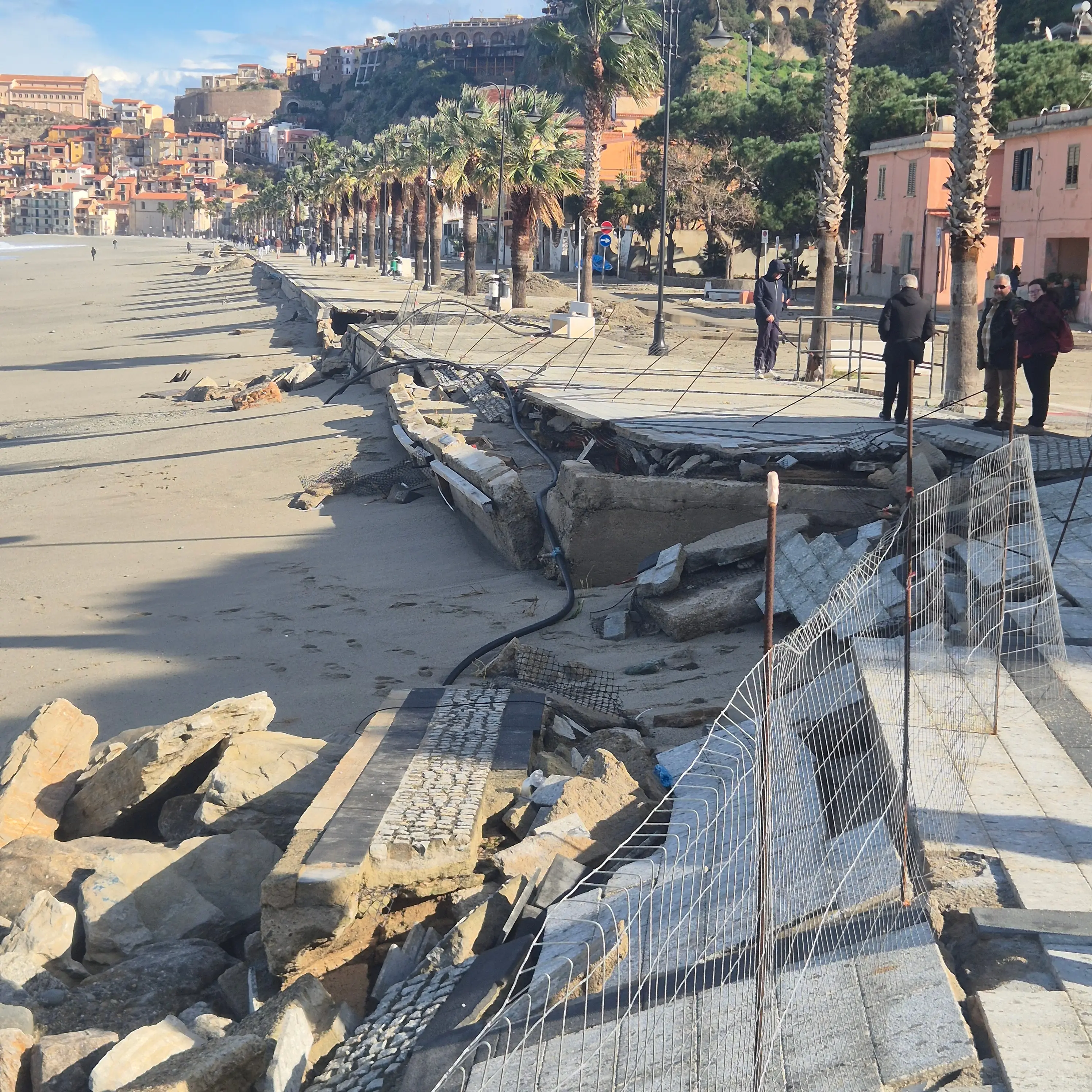 Scilla, emergenza meteo-marina: ordinanza di sicurezza e primi interventi sul territorio\n