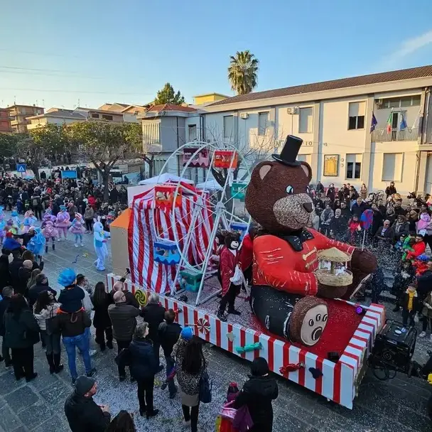 San Calogero si veste di miti e colori: torna il Carnevale dei rioni tra carri allegorici e oltre 500 figuranti\n
