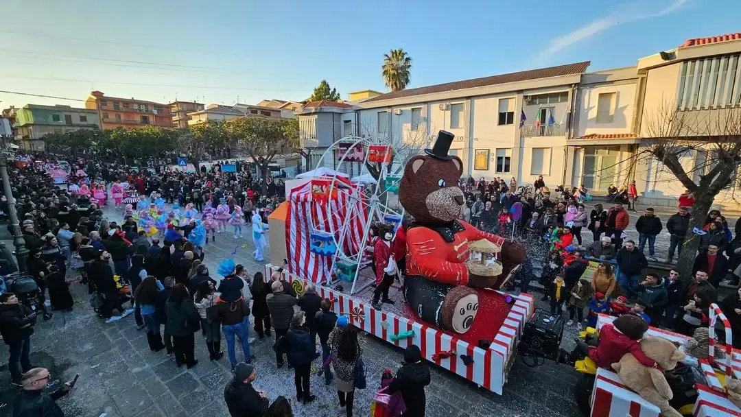 San Calogero si veste di miti e colori: torna il Carnevale dei rioni tra carri allegorici e oltre 500 figuranti\n