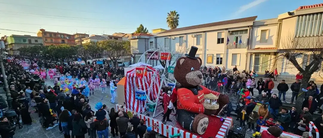 San Calogero si veste di miti e colori: torna il Carnevale dei rioni tra carri allegorici e oltre 500 figuranti\n