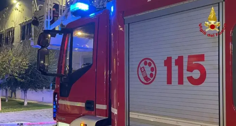 Ancora un’auto distrutta dalle fiamme a Corigliano Rossano: il rogo durante la notte in pieno centro\n