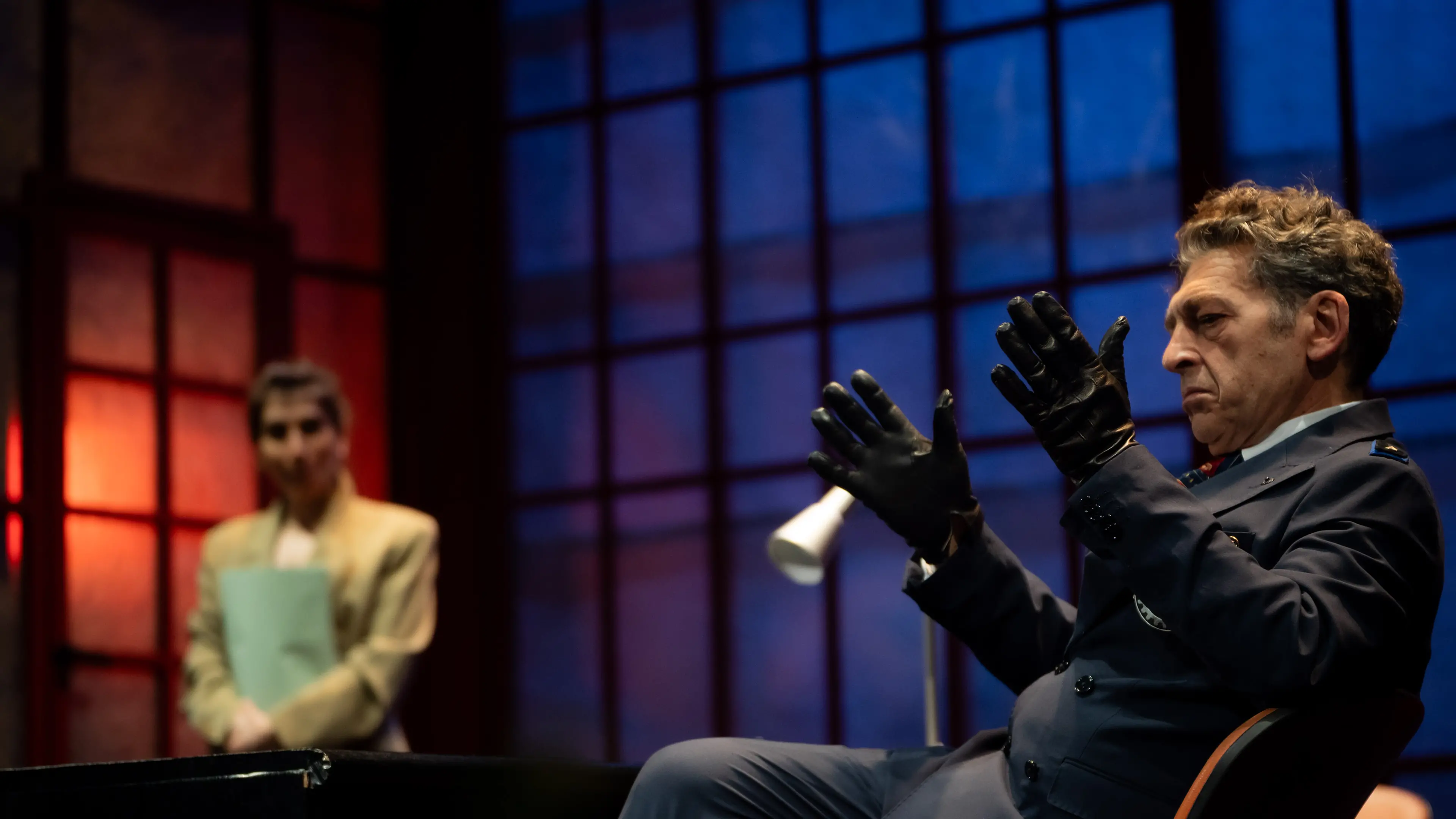 “A Mirror” arriva a Locri: thriller teatrale tra ironia, adrenalina e censura\n