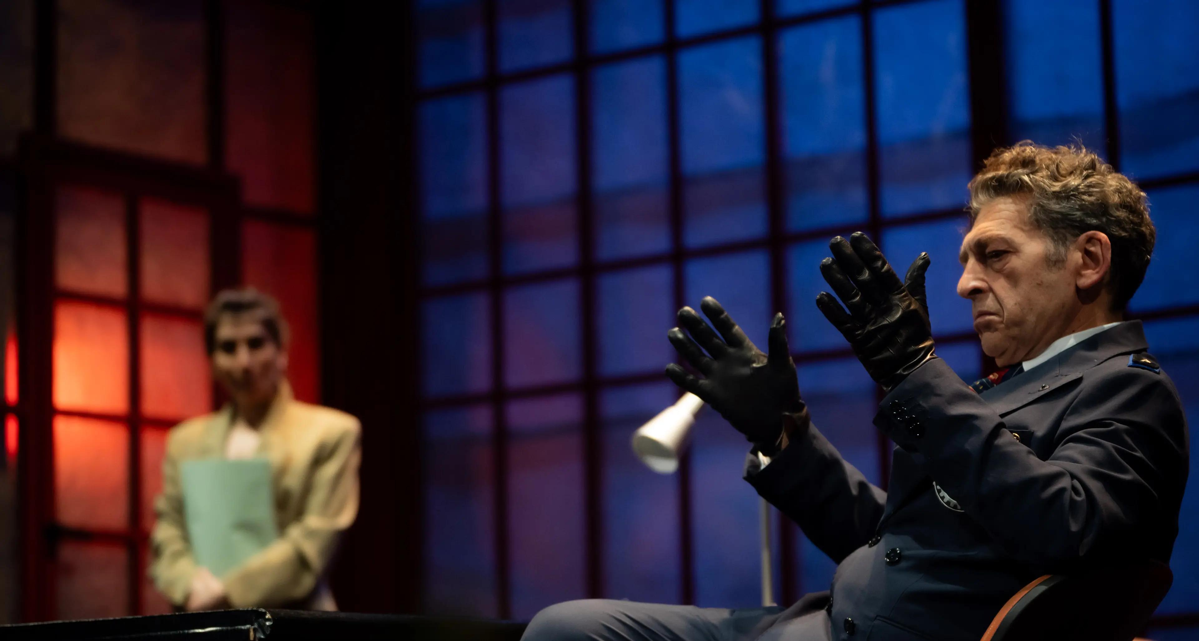 “A Mirror” arriva a Locri: thriller teatrale tra ironia, adrenalina e censura\n