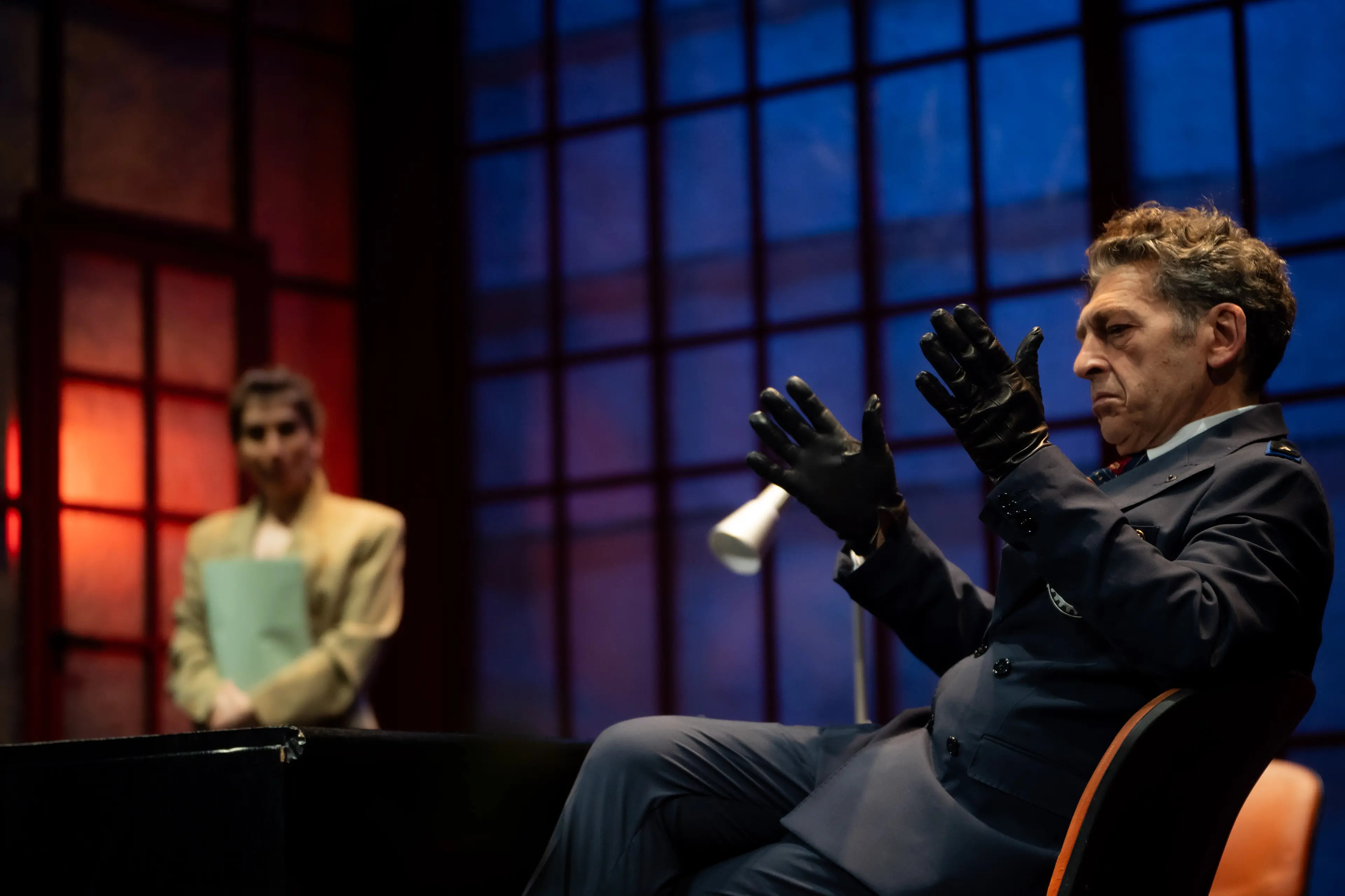 “A Mirror” arriva a Locri: thriller teatrale tra ironia, adrenalina e censura\n