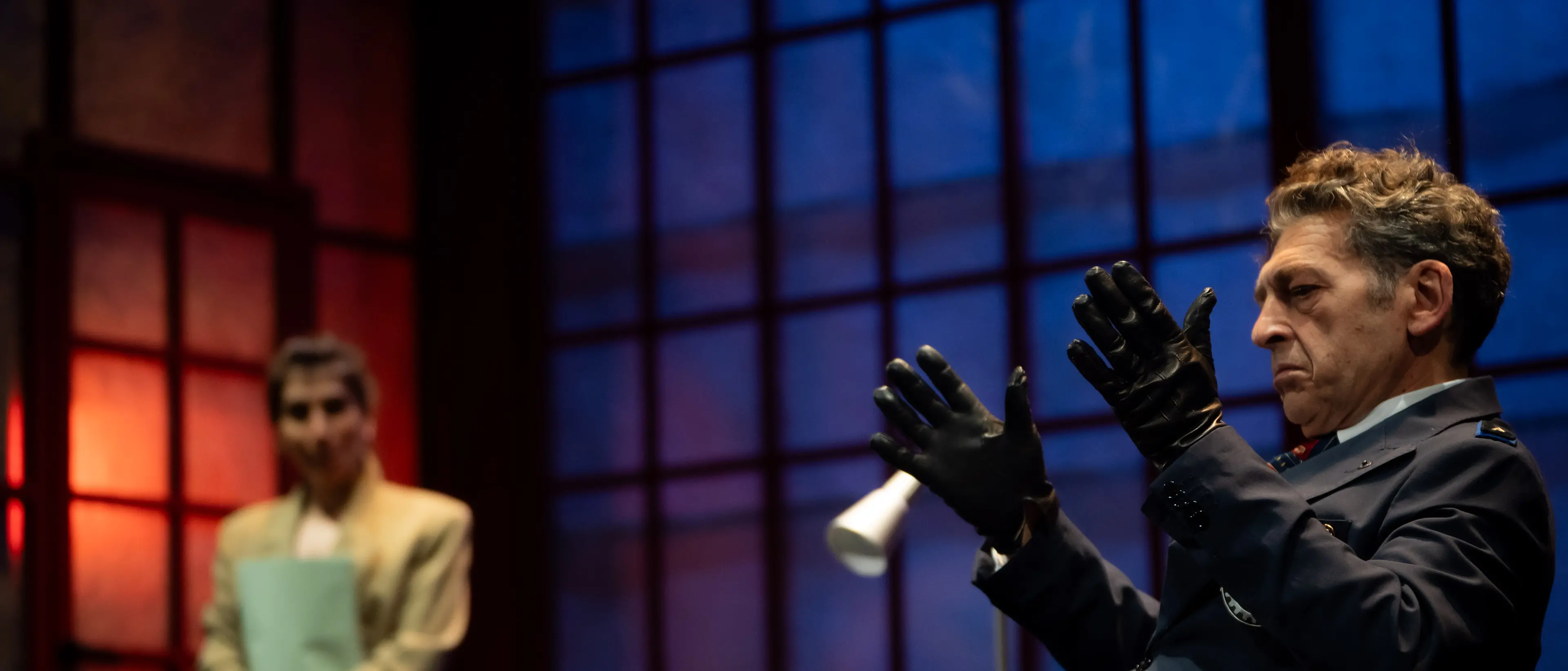 “A Mirror” arriva a Locri: thriller teatrale tra ironia, adrenalina e censura\n