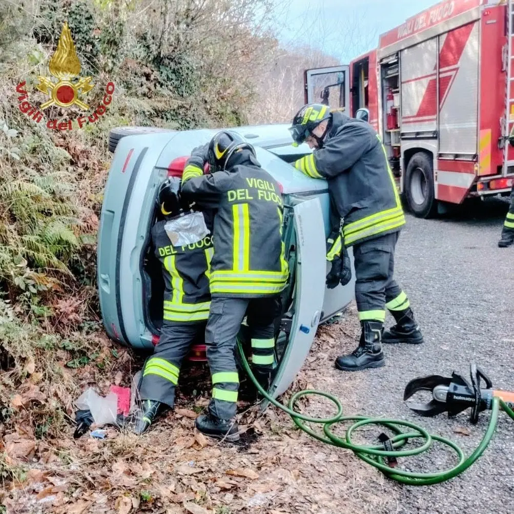 Incidente a Carpanzano, auto si ribalta: i vigili del fuoco tirano fuori la conducente\n