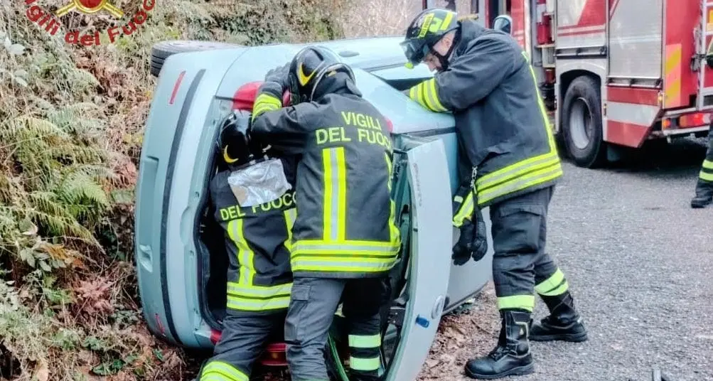 Incidente a Carpanzano, auto si ribalta: i vigili del fuoco tirano fuori la conducente\n
