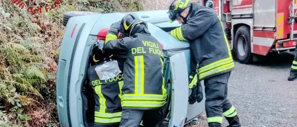 Incidente a Carpanzano, auto si ribalta: i vigili del fuoco tirano fuori la conducente\n
