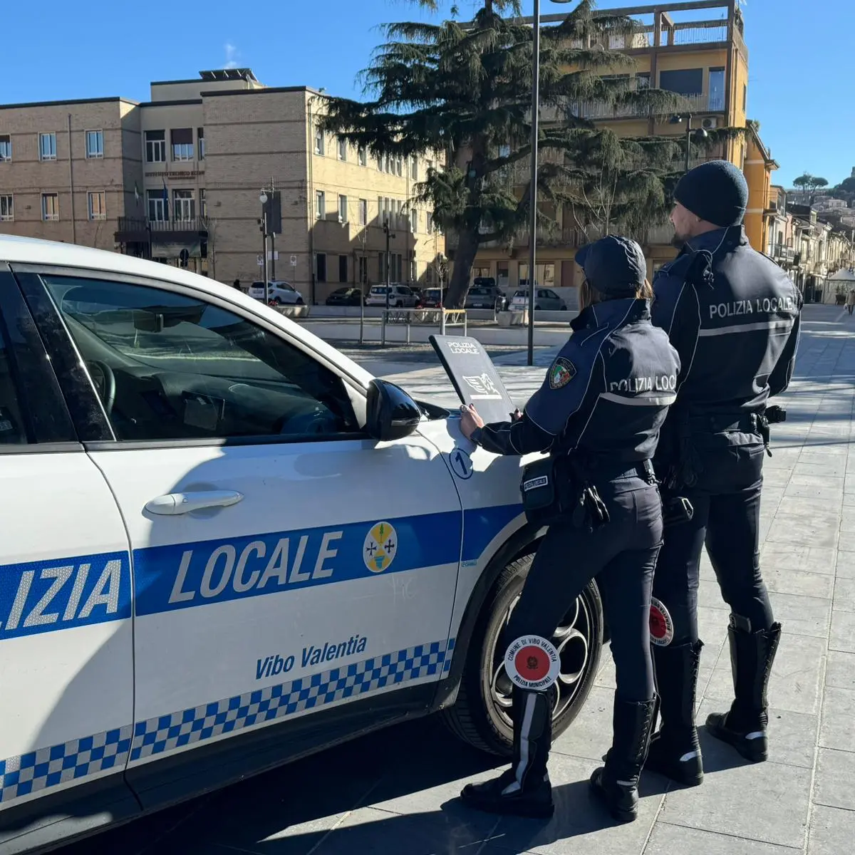 Cibi scaduti e gravi irregolarità igienico-sanitarie: chiuso un kebab a Vibo Valentia\n