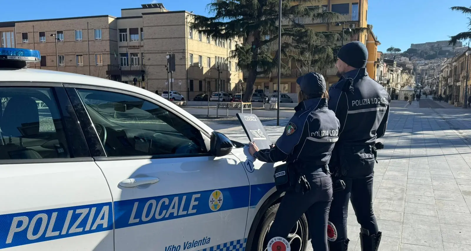 Cibi scaduti e gravi irregolarità igienico-sanitarie: chiuso un kebab a Vibo Valentia\n